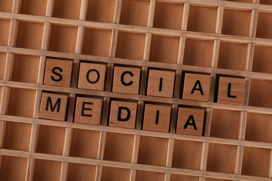 Drveni blokovi sa slovima koji tvore riječ Social Media