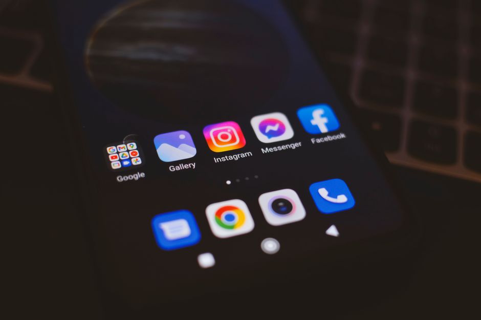 Pametni telefon s prikazom društvenih mreža