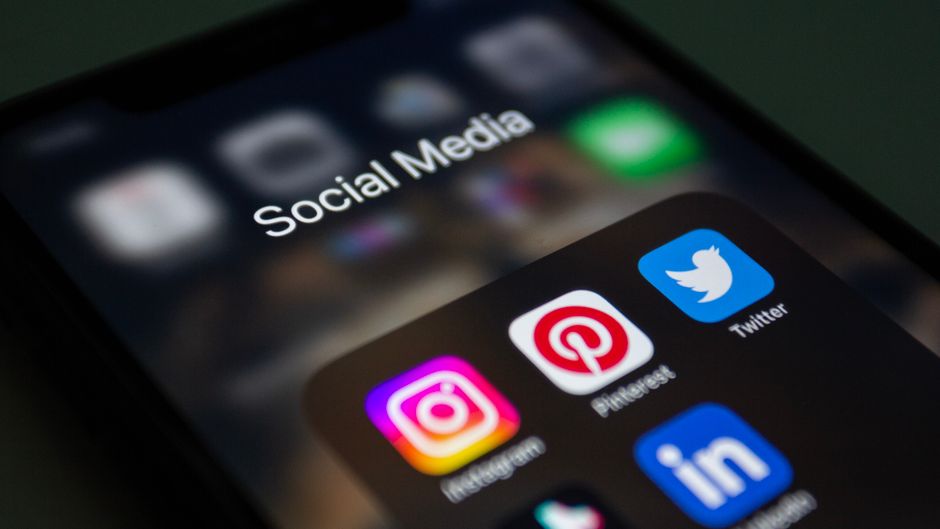Zaslon pametnog telefona s popularnim aplikacijama Instagram i Twitter