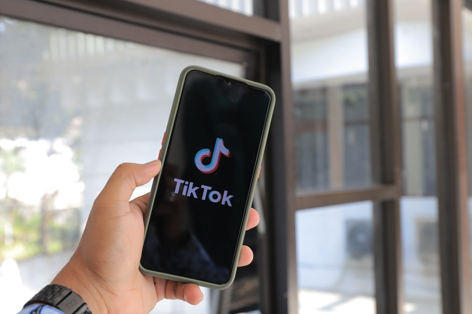 Ruka koja drži telefon s TikTok aplikacijom