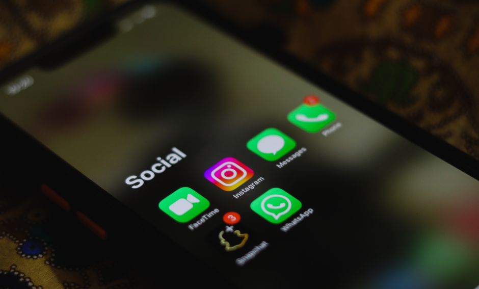 Prikaz ikonica društvenih mreža na pametnom telefonu