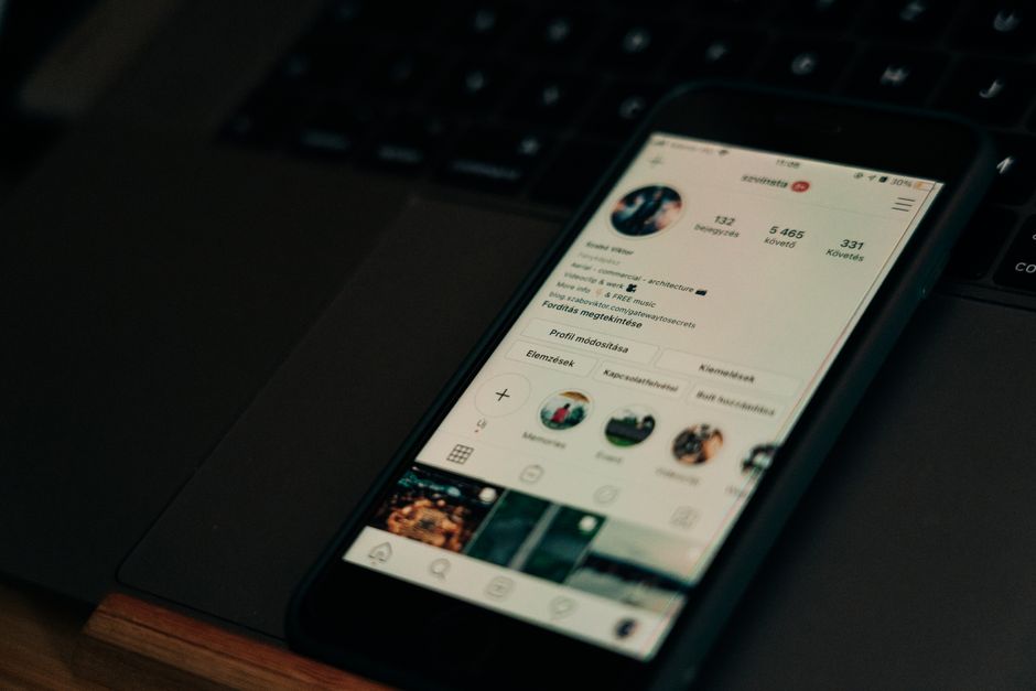 Profil na društvenoj mreži prikazan na telefonu i laptopu