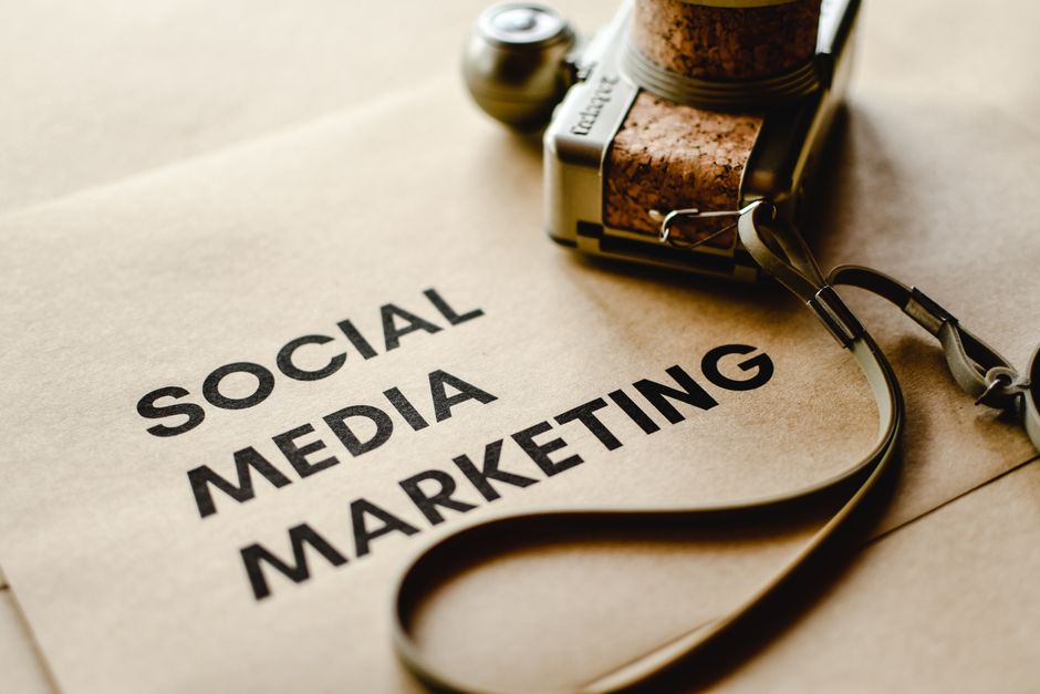 Fotoaparat s natpisom Social Media Marketing